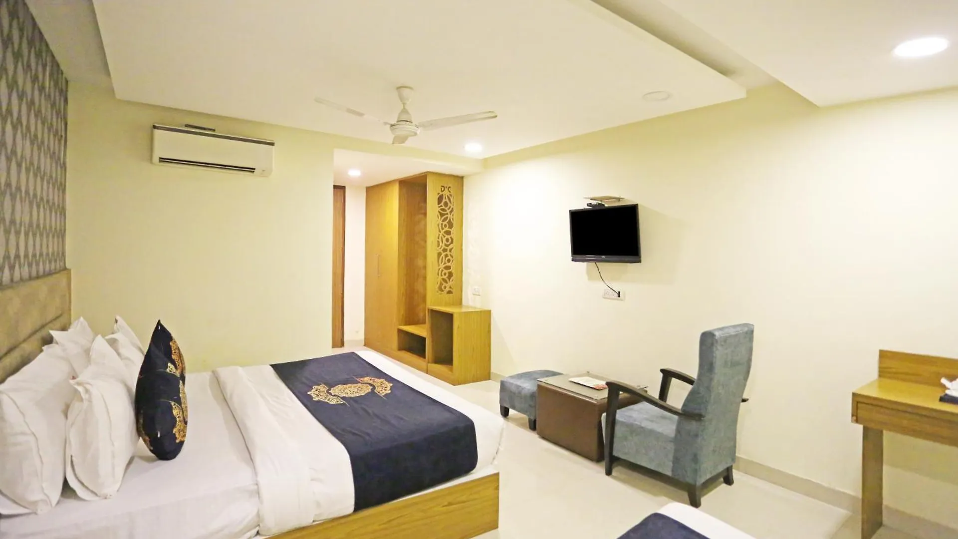 ****  Hotel D'Capitol - Delhi Airport New Delhi India