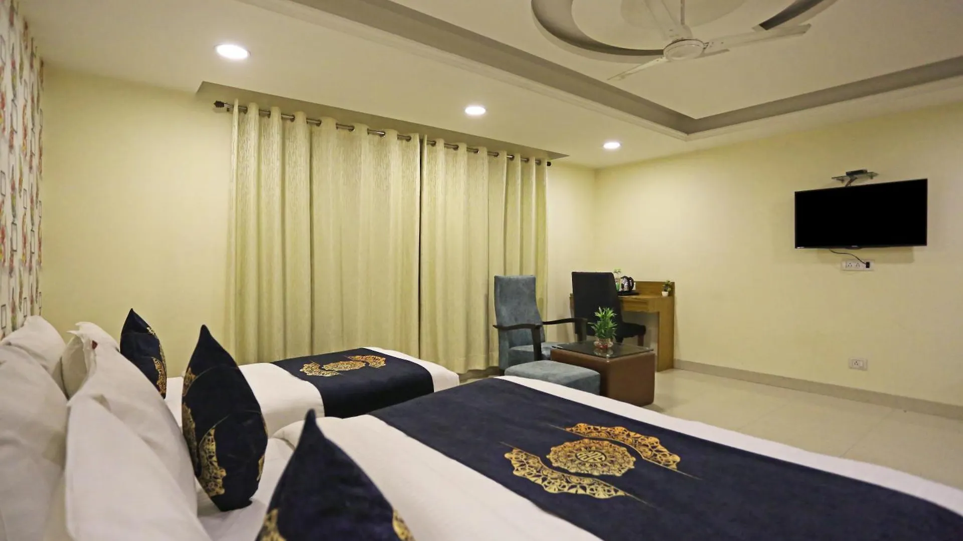 Hotel D'Capitol - Delhi Airport New Delhi 4*,